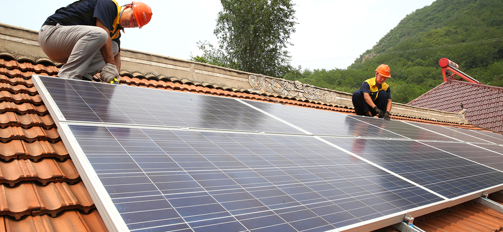 Painéis solares instalados no telhado residencial